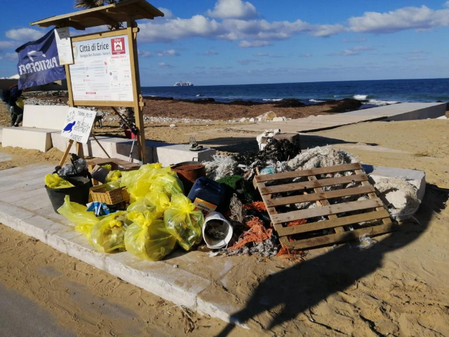 Giornata Plastic Free: volontari ripuliscono spiaggia di San Giuliano