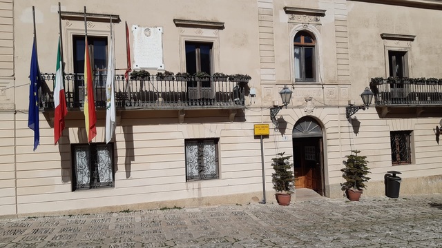 Oggi bandiere a mezz’asta al Palazzo comunale in memoria dell’ambasciatore Attanasio e del carabiniere Iacovacci