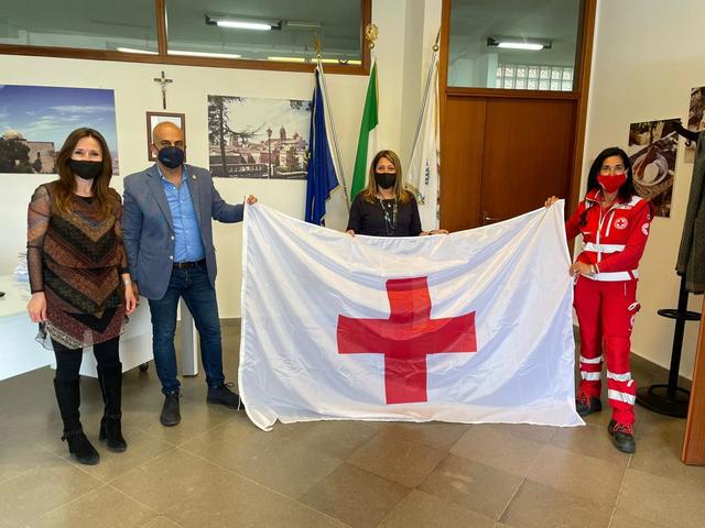 Settimana mondiale della Croce Rossa, esposta al Comune la bandiera della Cri